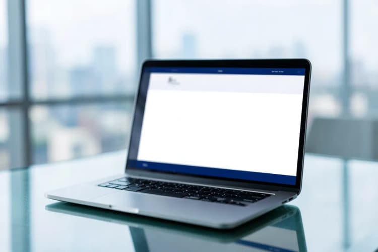 Computador exibindo um site de escritório de advocacia.