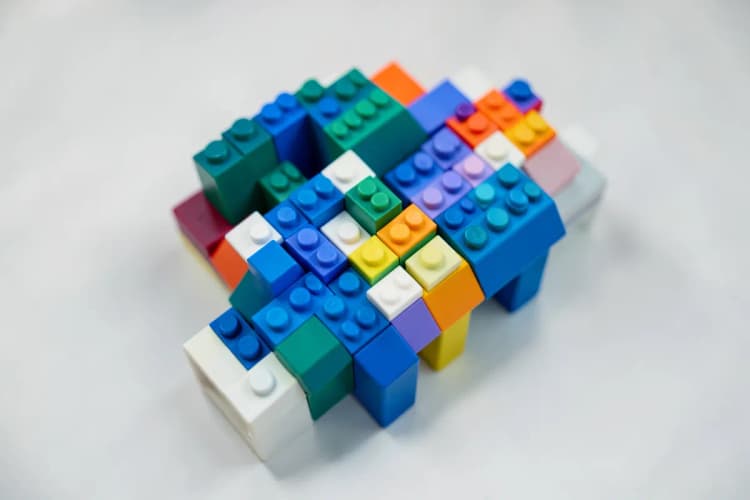 Conjunto de blocos de construção coloridos formando um logo.