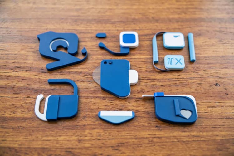 Diversas ferramentas digitais organizadas em uma mesa.