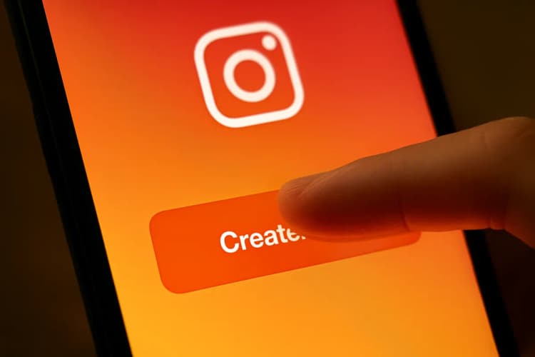 Como fazer tráfego pago no Instagram: close-up de botões de configuração de campanha no app.
