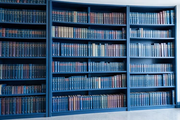 Livros de direito empilhados em uma estante