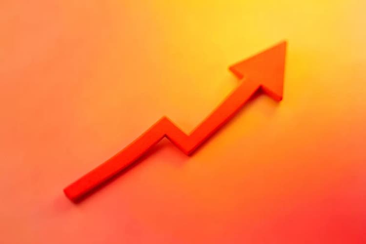 Um gráfico de linha mostrando uma tendência de alta com uma seta apontando para cima, sobre um fundo gradiente.