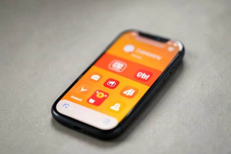 Um smartphone exibindo vários ícones de aplicativos de mídia social e publicidade em uma tela.