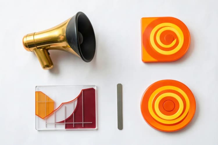 Um conjunto de ícones representando diferentes ferramentas de marketing digital, como um megafone, um gráfico e um alvo.