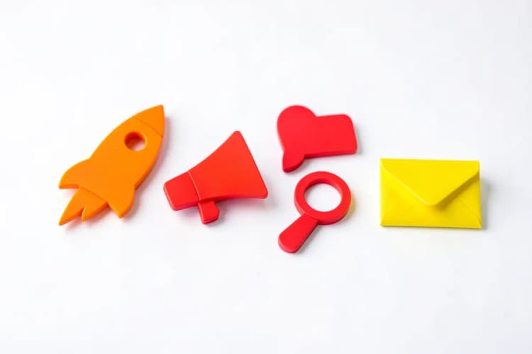Quatro ícones representando diferentes tipos de tráfego: um foguete (pago), um megafone (social), uma lupa (orgânico) e um envelope (email).