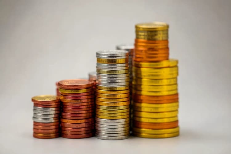 Um gráfico de barras ascendente feito de moedas empilhadas, simbolizando crescimento financeiro e sucesso nos negócios.