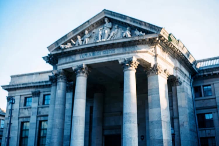 Prédio de tribunal com colunas clássicas