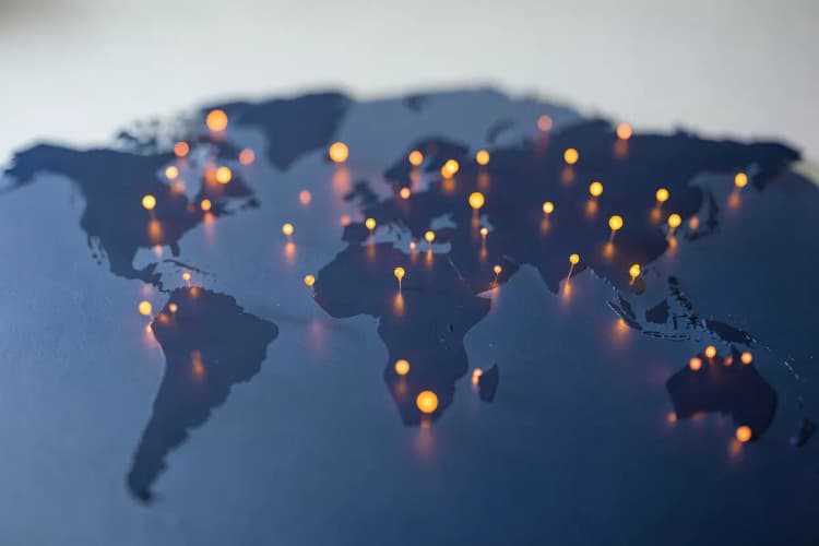 Onde estudar tráfego pago grátis: um mapa estilizado com pinos de localização.