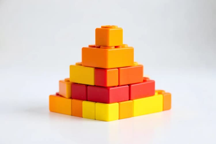 Um conjunto de blocos de construção coloridos empilhados em forma de pirâmide.