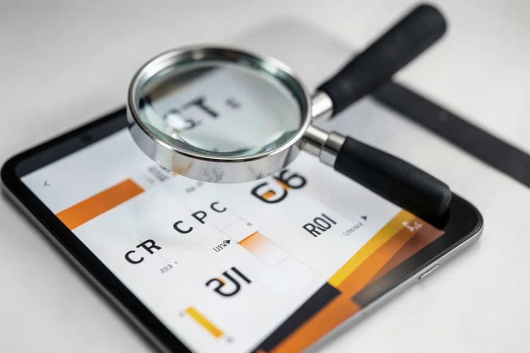 Lupa examinando um gráfico de desempenho de anúncios online