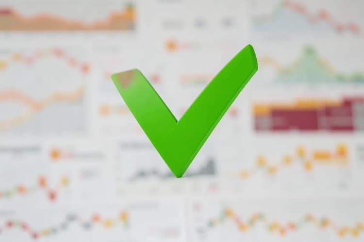 Símbolo de checkmark verde sobre um gráfico de tráfego pago