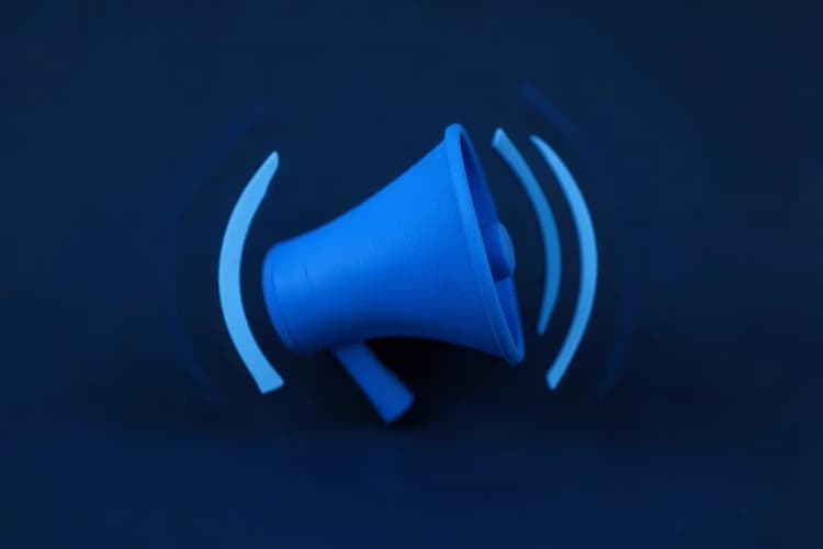 Um ícone de um megafone emitindo ondas sonoras estilizadas, sobre um fundo azul gradiente.